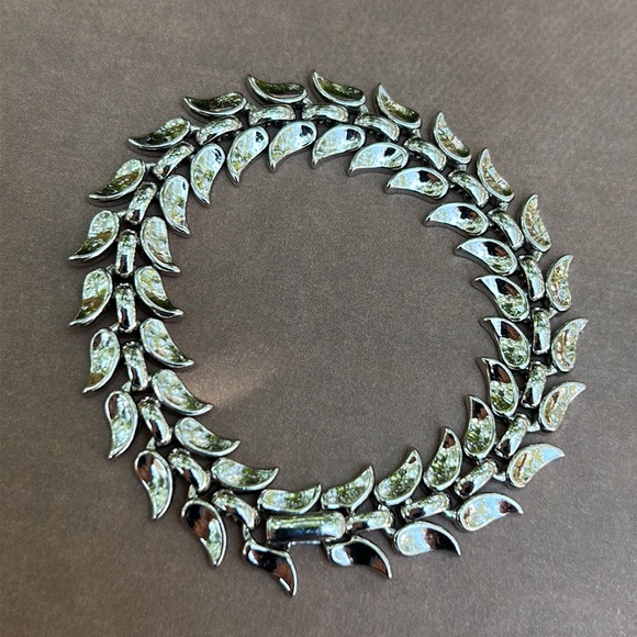 Trifari Silver Leaves Bracelet - Picture 4 of 15